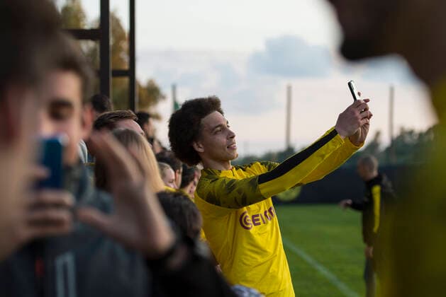 Soccer Season 2019 2020, training camp of Borussia Dortmund on 05 01 2020 at Dama de Noche in Marbella Spain afternoon training players sign autographs after training and make selfies, Axel WITSEL, BVB Borussia Dortmund, half figure, DFL regulations prohibit any use of photographs as image sequences and or quasi video Copyright: xKirchner-Mediax