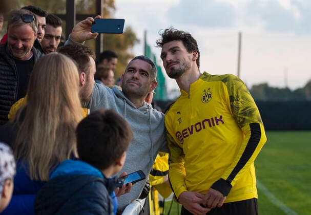 Football Season 2019 2020, training camp of Borussia Dortmund on 05 01 2020 at Dama de Noche in Marbella Spain afternoon training players sign autographs after training and make selfies, Mats HUMMELS, BVB Borussia Dortmund, half figure, DFL regulations prohibit any use of photographs as image sequences and or quasi video Copyright: xKirchner-Mediax