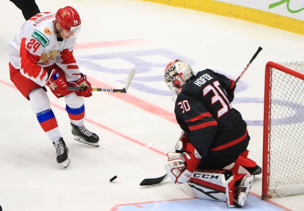 OSTRAVA, CZECH REPUBLIC - JANUARY 5, 2020: Russia s Nikita Aleksandrov (L) and Canada s goaltender Joel Hofer in the 2020 World Junior Ice hockey, Eishockey Championship final match between Canada and Russia at Ostravar Arena. Peter Kovalev TASS  TS0C97E0