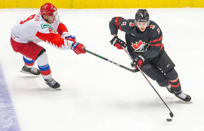 Ivan Morozov of Russia, left, and Liam Foudy of Canada in action during the 2020 IIHF World Junior Ice hockey, Eishockey Championships final game between Russia and Canada in Ostrava, Czech Republic, on January 5, 2020. (CTKxPhoto VladimirxPrycek) CTKPhotoP202001050630801  PRY 0003