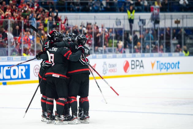 200105 Barrett Hayton of Canada celebrate with teammates after 3 3 during the 2020 IIHF World Junior Championship gold medal game between Canada and Russia on January 5, 2020 in Ostrava Photo Simon Hastegard BILDBYRAN kod SH 180176 ishockey ice hockey u20 jvm jvm 2020 jvm 19 20 iihf world junior championship world juniors bbeng final kanada ryssland jubel,  Copyright: SIMONxHASTEGARD BB200105ZL017