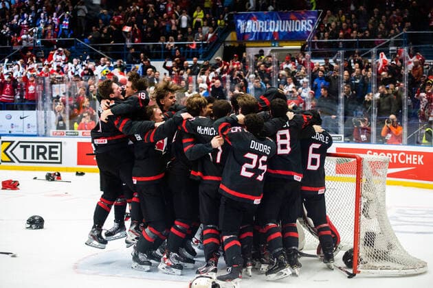 200105 Players of Canada celebrate after the 2020 IIHF World Junior Championship gold medal game between Canada and Russia on January 5, 2020 in Ostrava Photo Simon Hastegard BILDBYRAN kod SH 180176 ishockey ice hockey u20 jvm jvm 2020 jvm 19 20 iihf world junior championship world juniors bbeng final kanada ryssland jubel,  Copyright: SIMONxHASTEGARD BB200105ZS019