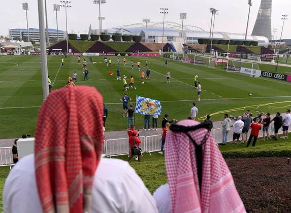 05 01 2020, Soccer 1 Bundesliga 2019 2020, FC Bayern Munich at the winter training camp in Doha, Qatar 1 training session at Aspire Academy, overview from training ground Local spectators at the edge Below is the Bavarian flag of a proud Bayern fan