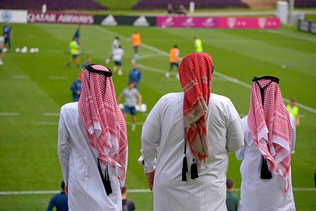 05 01 2020, Soccer 1 Bundesliga 2019 2020, FC Bayern Munich at the winter training camp in Doha, Qatar 1 training session at Aspire Academy, overview from training ground Local spectators at the edge