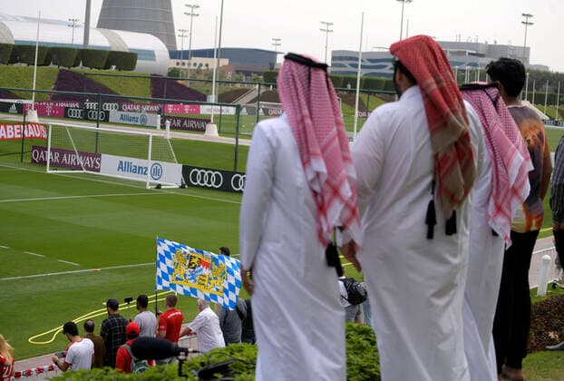 05 01 2020, Soccer 1 Bundesliga 2019 2020, FC Bayern Munich at the winter training camp in Doha, Qatar 1 training session at Aspire Academy, overview from training ground Local spectators at the edge Below is the Bavarian flag of a proud Bayern fan