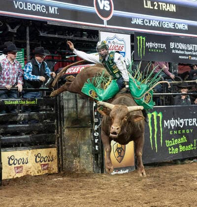 Bilder des Jahres 2020, Sport 01 Januar Sport Themen der Woche KW01 Sport Bilder des Tages Professional Bull Riders Season 2020 Day 4 Jess Lockwood rides bull during championship round of Professional Bull Riders season 2020 on arena at Madison Square Garden New York New York United States LevxRadin PacificxPress