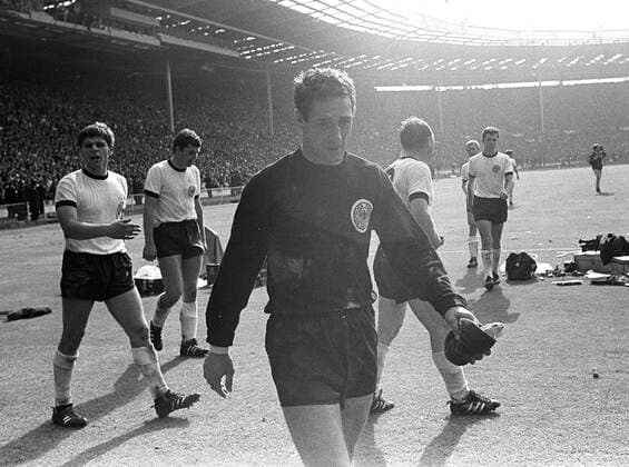 Fußball, WM 1966, Finale in Wembley, England - Deutschland 4-2 n.V. Torwartlegende Hans TILKOWSKI im Alter von 84 Jahren verstorben, Archivfoto; Endspiel Finale der Fussball Weltmeisterschaft WM 1966 im Londoner Wembleystadion England - Bundesrepublik Deutschland 4:3, die deutschen Spieler gehen vom Platz, vorn Torwart Hans TILKOWSKI, Querformat, SW-Aufnahme, 30.07.1966. *** Goalkeeper legend Hans TILKOWSKI deceased at the age of 84, archive photo final of the 1966 World Cup Final at Londons Wembley Stadium England Federal Republic of Germany 4 3, the German players leave the pitch, in front goalkeeper Hans TILKOWSKI, landscape format, SW shot, 30 07 1966