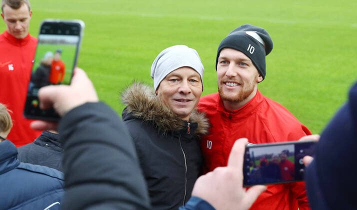 RB Leipzig Training Fussball Leipzig, 06 01 2020, RBL Trainingszentrum, Football, 1 Bundesliga , RB Leipzig Training start for the second half of the 2019 season 20 , In the picture Emil Forsberg and RB Leipzig fans ,