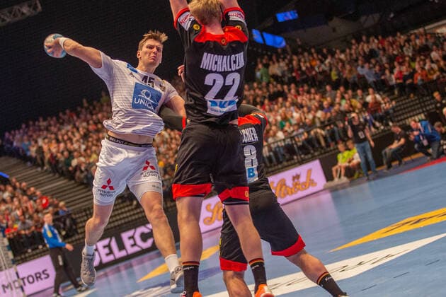 HANDBALL - AUT vs GER, test match VIENNA,AUSTRIA,06.JAN.20 - HANDBALL - OEHB international match, Länderspiel, Nationalmannschaft Austria vs Germany, test match. Image shows Daniel Dicker (AUT) and Marian Michalczik (GER). GEPAxpictures xDavidxBitzan
