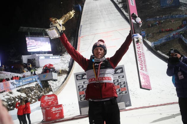 Bilder des Jahres 2020, Sport 01 Januar Sport Themen der Woche KW02 Sport Bilder des Tages Ski jumping, Skispringen, Ski, nordisch - FIS WC Bischofshofen BISCHOFSHOFEN,AUSTRIA,06.JAN.20 - NORDIC SKIING, SKI JUMPING - FIS World Cup, Four Hills Tournament, large hill, award ceremony for the overall victory. Image shows the rejoicing of Dawid Kubacki (POL). keywords: trophy. GEPAxpictures xChristianxWalgram