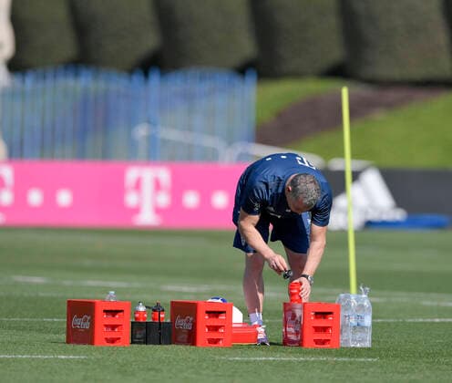 06 01 2020, Soccer 1 Bundesliga 2019 2020, FC Bayern Munich in winter training camp in Doha, Qatar training on 2 days, Physiotherapist Gianni Bianchi Bayern Munich prepares the drinking bottles of the players on the pitch