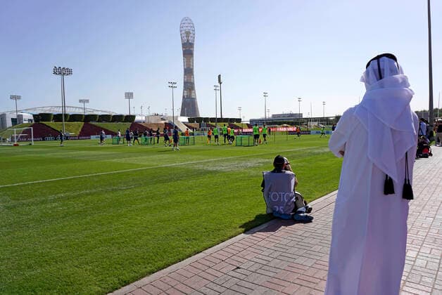08 01 2020, Soccer 1 Bundesliga 2019 2020, FC Bayern Munich at the winter training camp in Doha, Qatar training on 4 days, Local people watching the training