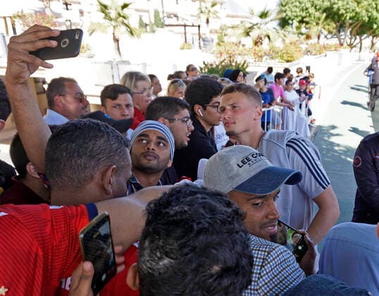 08 01 2020, Soccer 1 Bundesliga 2019 2020, FC Bayern Munich at the winter training camp in Doha, Qatar training on the 4th day, Michael Cuisance FC Bayern Munich has his picture taken with the fans