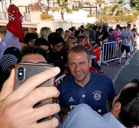 08 01 2020, Soccer 1 Bundesliga 2019 2020, FC Bayern Munich in winter training camp in Doha, Qatar training on 4 days, Coach Hans Dieter Flick FC Bayern Munich signing autographs for the fans