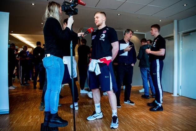 200108 Tom Kare Nikolaisen of Norway is being interviewed by Christina Paulos, journalist of VG, during a press event ahead of the EHF European Handball Championship on January 8, 2020 in Trondheim Photo Vegard Wivestad Grott BILDBYRAN code VG 170452 bbeng handball handball handball handball em 2020 european mens handball championship 2020 em 2020 handballs em 2020 ehf euro 2020 norge norway,  Copyright: VEGARDxWIVESTADxGRoTT BB200108VG008