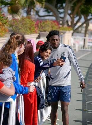 06 01 2020, Soccer 1 Bundesliga 2019 2020, FC Bayern Munich at the winter training camp in Doha, Qatar training on 2 days, Alphonso Davies FC Bayern Munich has his picture taken with the fans
