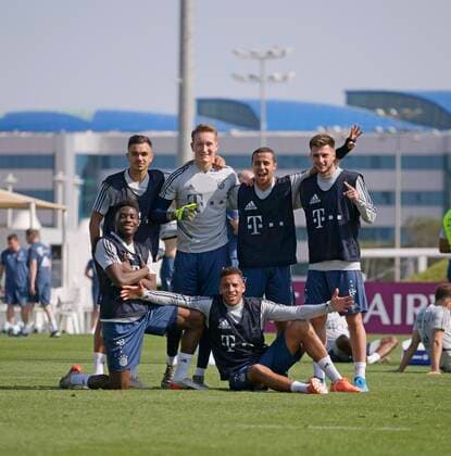 06 01 2020, Soccer 1 Bundesliga 2019 2020, FC Bayern Munich in winter training camp in Doha, Qatar training on 2 days, funny and spontaneous winner photo after a training game, hi v li Oliver Batista Meier, goalkeeper Ron Thorben Hoffmann, Thiago Alcantara, Leon Dajaku, in front v li Alphonso Davies and Corentin Tolisso all Bayern