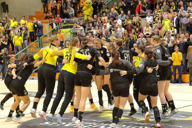 Cheers from the players of BVB, BVB Handball vs SG BBM Bietigheim, women women women, handball, DHB Cup, 4 round, 2019 2020, 08 01 2020, BVB Handball vs SG BBM Bietigheim, women women women, handball, DHB Cup, 4 round, 2019 2020, 08 01 2020 Dortmund Copyright: xEibner-Pressefotox EP_EER