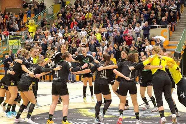 Cheers from the players of BVB, BVB Handball vs SG BBM Bietigheim, women women women, handball, DHB Cup, 4 round, 2019 2020, 08 01 2020, BVB Handball vs SG BBM Bietigheim, women women women, handball, DHB Cup, 4 round, 2019 2020, 08 01 2020 Dortmund Copyright: xEibner-Pressefotox EP_EER