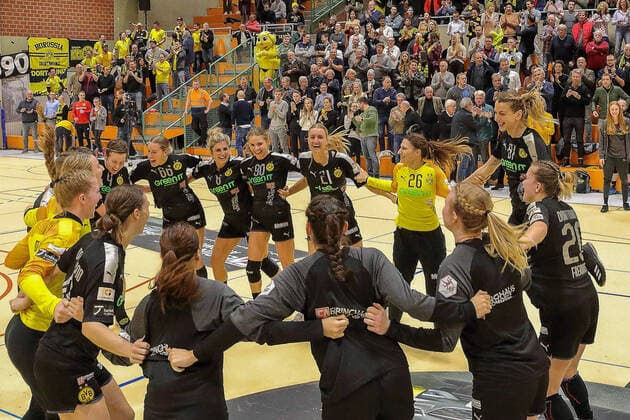 Cheers from the players of BVB, BVB Handball vs SG BBM Bietigheim, women women women, handball, DHB Cup, 4 round, 2019 2020, 08 01 2020, BVB Handball vs SG BBM Bietigheim, women women women, handball, DHB Cup, 4 round, 2019 2020, 08 01 2020 Dortmund Copyright: xEibner-Pressefotox EP_EER