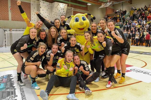 Cheers from the players of BVB, BVB Handball vs SG BBM Bietigheim, women women women, handball, DHB Cup, 4 round, 2019 2020, 08 01 2020, BVB Handball vs SG BBM Bietigheim, women women women, handball, DHB Cup, 4 round, 2019 2020, 08 01 2020 Dortmund Copyright: xEibner-Pressefotox EP_EER