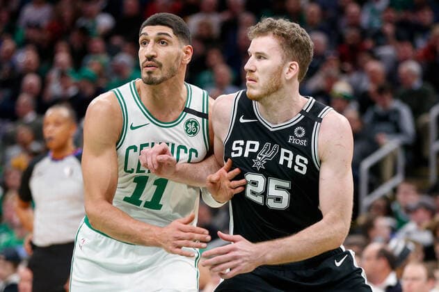 BASKETBALL - NBA, Basketball Herren, USA Celtics vs Spurs BOSTON,MASSACHUSETTS,USA,08.JAN.20 - BASKETBALL - NBA, National Basketball Association, Boston Celtics vs San Antonio Spurs. Image shows Jakob Poeltl (San Antonio Spurs) and Enes Kanter (Boston Celtics). Photos: GEPA pictures Greg M. Cooper GEPAxpictures xGregxM.xCooper