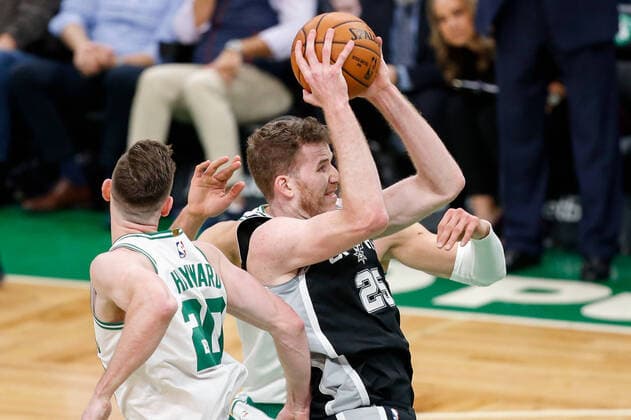 BASKETBALL - NBA, Basketball Herren, USA Celtics vs Spurs BOSTON,MASSACHUSETTS,USA,08.JAN.20 - BASKETBALL - NBA, National Basketball Association, Boston Celtics vs San Antonio Spurs. Image shows Jakob Poeltl (San Antonio Spurs) and Gordon Hayward (Boston Celtics). Photos: GEPA pictures Greg M. Cooper GEPAxpictures xGregxM.xCooper