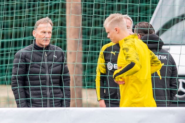 Fußball: Saison 2019 2020, Trainingslager von Borussia Dortmund am 09.01.2020 im Dama de Noche in Marbella (Spanien). Dortmunds Geschaeftsführer Hans-Joachim Watzke (l.) schaut zu Erling Braut Haaland. DFL regulations prohibit any use of photographs as image sequences and or quasi-video. *** Football Season 2019 2020, training camp of Borussia Dortmund on 09 01 2020 at Dama de Noche in Marbella Spain Dortmunds managing director Hans Joachim Watzke l looks at Erling bride Haaland DFL regulations prohibit any use of photographs as image sequences and or quasi video Copyright: xKirchner-Mediax