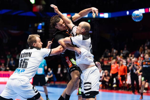 200109 Julius Kühn and Paul Drux of Germany defend against Iso Sluijters of Netherlands during the EHF European Handball Championship match between Germany and the Netherlands on January 9, 2020 in Trondheim Photo Vegard Wivestad Grott BILDBYRAN kod VG 170456 bbeng handball handball handball handball em 2020 european men ? s handball championship 2020 em 2020 handballs em 2020 ehf euro 2020 germany germany holland holland netherlands,  Copyright: VEGARDxWIVESTADxGRoTT BB200109VG044
