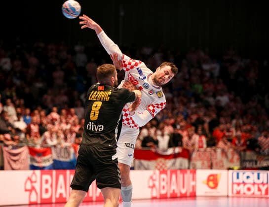 HANDBALL - EHF EURO 2020, CRO vs MNE GRAZ,AUSTRIA,09.JAN.20 - HANDBALL - EHF European Men s Handball Championship 2020, group stage, Croatia vs Montenegro. Image shows Vuk Lazakovic (MNE) and Domagoj Duvnjak (CRO). GEPAxpictures xWolfgangxGrebien
