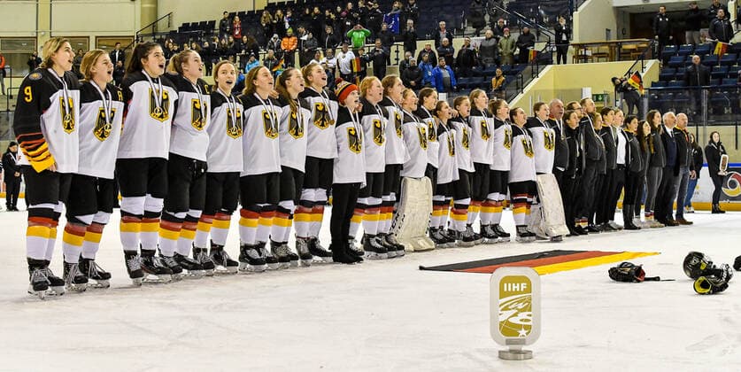 GER, IIHF Ice Hockey U18 Women s World Championship DIV I Group A, award ceremony 09 01 2020, BLZ Arena, Füssen Fuessen, GER, IIHF Ice Hockey U18 Women s World Championship DIV I Group A, award ceremony, in the picture Team Germany sings the national anthem out loud as tournament winner nordphotoxHafner nph00200