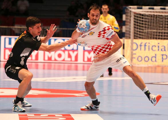 HANDBALL - EHF EURO 2020, CRO vs MNE GRAZ,AUSTRIA,09.JAN.20 - HANDBALL - EHF European Men s Handball Championship 2020, group stage, Croatia vs Montenegro. Image shows Aleksandar Bakic (MNE) and Igor Karacic (CRO). GEPAxpictures xWolfgangxGrebien