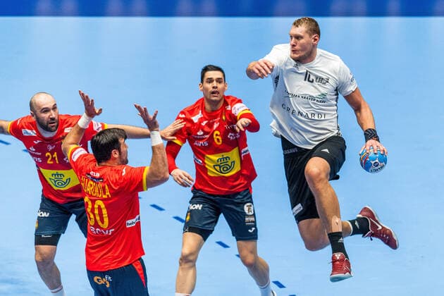 200109 Joan Canellas Reixac, Gedeon Guardiola Villaplana and Angel Fernandez Perez of Spain defend against Dainis Kristopans of Latvia during the EHF European Handball Championship match between Spain and Latvia on January 9, 2020 in Trondheim Photo Vegard Wivestad Grott BILDBYRAN kod VG 170457 bbeng handball handball handball handball em 2020 european mens handball championship 2020 em 2020 handballs em 2020 ehf euro 2020 spain spain spain latvia,  Copyright: VEGARDxWIVESTADxGRoTT BB200109VG059