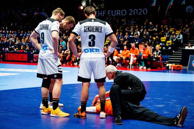 200109 Uwe Gensheimer of Germany stands next to goalkeeper Bart Ravensbergen of Netherlands after being sent off during the EHF European Handball Championship match between Germany and the Netherlands on January 9, 2020 in Trondheim Photo Vegard Wivestad Grott BILDBYRAN kod VG 170456 bbeng handball handball handball handball em 2020 european mens handball championship 2020 em 2020 handballs em 2020 ehf euro 2020 germany germany holland holland netherlands,  Copyright: VEGARDxWIVESTADxGRoTT BB200109VG111