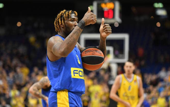 Jalen Reynolds Tel Aviv , with ball and victory sign ALBA Berlin Maccabi Tel Aviv Basketball, Turkish Airlines Euroleague, Group stage, preliminary round, men, men, men, men, season 2019 2020 Berlin, 9 1 2020 Mercedes Benz Arena