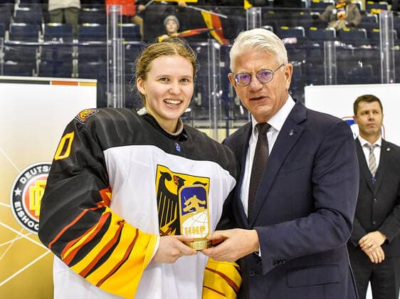 GER, IIHF Ice Hockey U18 Women s World Championship DIV I Group A, award ceremony 09 01 2020, BLZ Arena, Füssen Fuessen, GER, IIHF Ice Hockey U18 Women s World Championship DIV I Group A, award ceremony, in the picture honouring the best goalkeeper of the tournament, Sofie Disl GER, 20 , DEB President Franz Reindl nordphotoxHafner nph00200