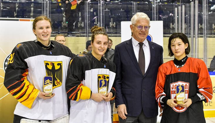 GER, IIHF Ice Hockey U18 Women s World Championship DIV I Group A, award ceremony 09 01 2020, BLZ Arena, Füssen Fuessen, GER, IIHF Ice Hockey U18 Women s World Championship DIV I Group A, award ceremony, in the picture honouring the best players of the tournament, Sofie Disl GER, 20 , Ronja Hark GER, 8 , Yumeka Wajima JPN, 12 , DEB President Franz Reindl nordphotoxHafner nph00200