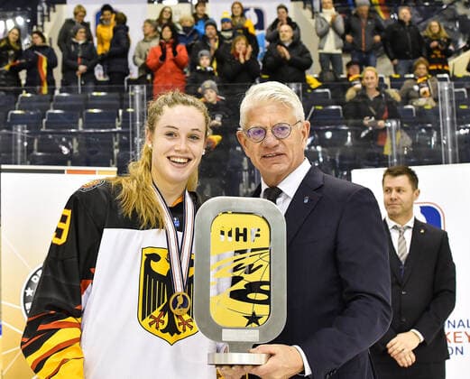 GER, IIHF Ice Hockey U18 Women s World Championship DIV I Group A, award ceremony 09 01 2020, BLZ Arena, Füssen Fuessen, GER, IIHF Ice Hockey U18 Women s World Championship DIV I Group A, award ceremony, in the picture award place 1, Fine Raschke GER, 19 , DEB president Franz Reindl nordphotoxHafner nph00200