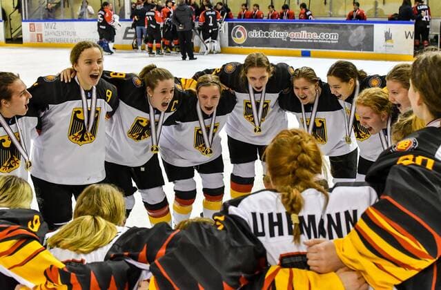 GER, IIHF Ice Hockey U18 Women s World Championship DIV I Group A, award ceremony 09 01 2020, BLZ Arena, Füssen Fuessen, GER, IIHF Ice Hockey U18 Women s World Championship DIV I Group A, award ceremony, in the picture the German team celebrates its success, cheering nordphotoxHafner nph00200