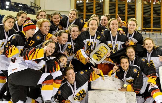 GER, IIHF Ice Hockey U18 Women s World Championship DIV I Group A, award ceremony 09 01 2020, BLZ Arena, Füssen Fuessen, GER, IIHF Ice Hockey U18 Women s World Championship DIV I Group A, award ceremony, in the picture the German team celebrates its success, Lilli Welcke GER, 23 with cup, framed by Fine Raschke GER, 19 and Luisa Welcke GER, 13 nordphotoxHafner nph00200