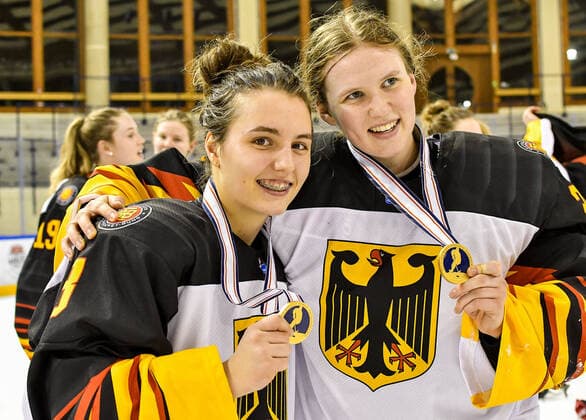 GER, IIHF Ice Hockey U18 Women s World Championship DIV I Group A, award ceremony 09 01 2020, BLZ Arena, Füssen Fuessen, GER, IIHF Ice Hockey U18 Women s World Championship DIV I Group A, award ceremony, in the picture the German team celebrates its success, Ronja Hark GER, 8 , Sofie Disl GER, 20 nordphotoxHafner nph00200