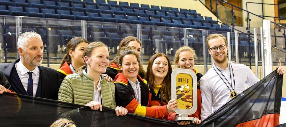 GER, IIHF Ice Hockey U18 Women s World Championship DIV I Group A, award ceremony 09 01 2020, BLZ Arena, Füssen Fuessen, GER, IIHF Ice Hockey U18 Women s World Championship DIV I Group A, award ceremony, in the picture the German team celebrates its success, Coaching Stuff Team Germany with women national coach Christian Künast Kuenast, team manager Julia Graunke, U 18 national coach Franziska Busch with cup, far right co coach Marius Riedel nordphotoxHafner nph00200
