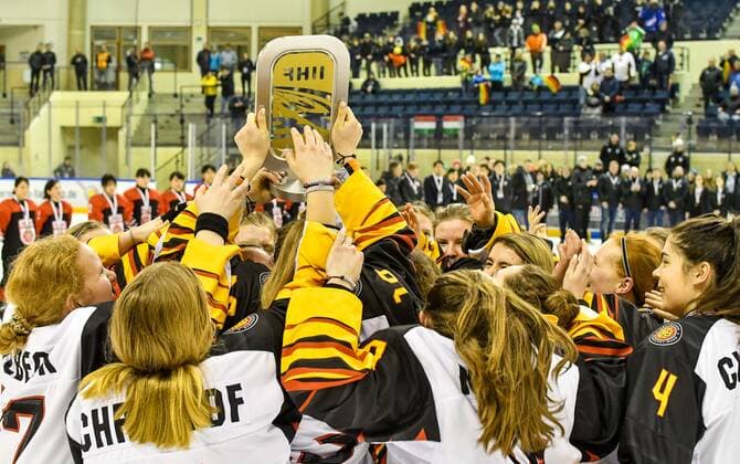 GER, IIHF Ice Hockey U18 Women s World Championship DIV I Group A, award ceremony 09 01 2020, BLZ Arena, Füssen Fuessen, GER, IIHF Ice Hockey U18 Women s World Championship DIV I Group A, award ceremony, in the picture the German team celebrates its success, all hands on the cup, in the background the teams from Japan and Hungary nordphotoxHafner nph00200