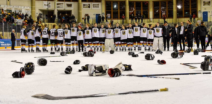 GER, IIHF Ice Hockey U18 Women s World Championship DIV I Group A, award ceremony 09 01 2020, BLZ Arena, Füssen Fuessen, GER, IIHF Ice Hockey U18 Women s World Championship DIV I Group A, award ceremony, in the picture Team Germany as tournament winner, shortly before the aping of the national anthem nordphotoxHafner nph00200