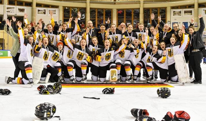 GER, IIHF Ice Hockey U18 Women s World Championship DIV I Group A, award ceremony 09 01 2020, BLZ Arena, Füssen Fuessen, GER, IIHF Ice Hockey U18 Women s World Championship DIV I Group A, award ceremony, in the picture Team Germany is happy about the tournament victory and the promotion to the top division nordphotoxHafner nph00200