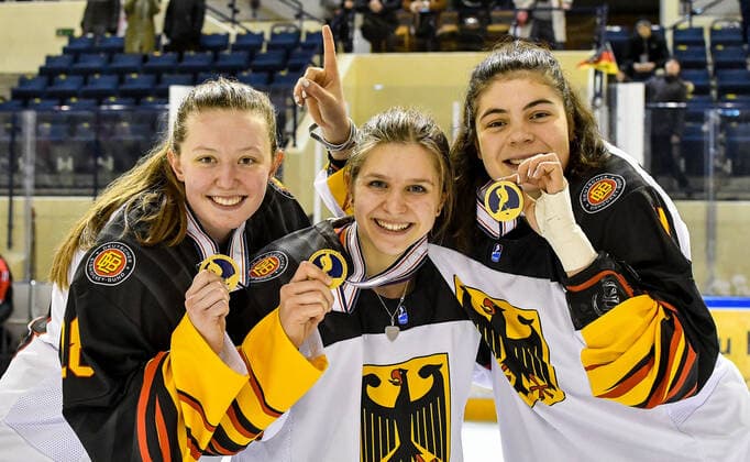 GER, IIHF Ice Hockey U18 Women s World Championship DIV I Group A, award ceremony 09 01 2020, BLZ Arena, Füssen Fuessen, GER, IIHF Ice Hockey U18 Women s World Championship DIV I Group A, award ceremony, in the picture the German team celebrates its success, the players of the Eisbaeren Berlin Juniors proudly show their medals, Joyce König Koenig GER, 18 , Thea Marleen Bartell GER, 10 , Amelie Cyrulies GER, 4 nordphotoxHafner nph00200