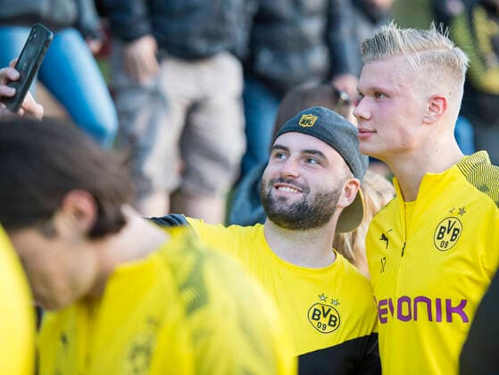 Football Season 2019 2020, training camp of Borussia Dortmund on 10 01 2020 at Dama de Noche in Marbella Spain Erling HAALAND, BVB Borussia Dortmund, makes Selfie with a fan, facial expressions, laughter, joy, half figure, DFL regulations prohibit any use of photographs as image sequences and or quasi video Copyright: xKirchner-Mediax xChristopherxNeundorfx