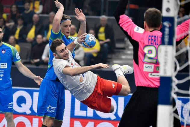 GOTHENBURG 20200110 Poland s Arkadiusz Morytoi in action in front of Slovenia s goal keeper Klemen Ferlin during the Men s EHF EURO 2020 Handball group F match between Slovenia and Poland at Scandinavium Arena Fiday Jan 10, 2020 Photo Bjorn Larsson Rosvall TT kod 9200 Gothenburg Sweden x9200x,  Copyright: xBjornxLarssonxRosvall TTx EURO HANDBALL SWEDEN
