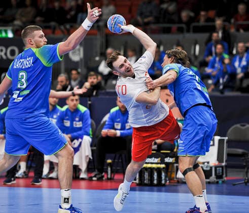 2020.01.10 Goeteborg Pilka reczna EHF EURO 2020 Mistrzostwa Europy w pilce recznej mezczyzn Szwecja Austria Norwegia Slowenia - Polska N z Blaz Blagotinsek, Arkadiusz Moryto, Jure Dolenec Foto Marcin Bulanda PressFocus 2020.01.10 Goeteborg Handball EHF Men s EURO 2020 Sweden Austria Norway Slowenia - Polska Blaz Blagotinsek, Arkadiusz Moryto, Jure Dolenec Credit: Marcin Bulanda PressFocus NEWSPIX.PL --- Newspix.pl  20200110PF_MB174