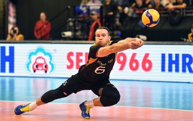 Bilder des Jahres 2020, Sport 01 Januar Denys Kaliberda (Deutschland), bei einer missglueckten Ballannahme Frankreich-Deutschland France- Germany CEV Tokio Volleyball Europa Qualifikation 2020 CEV Tokyo Volleyball European Qualification 2020 Finale, Endspiel, Herren, Männer, Maenner, men, Volleyball, , Germany, Max-Schmeling-Halle Berlin, 10.1.2020 *** Denys Kaliberda Germany , at a failed ball acceptance France Germany France Germany CEV Tokyo Volleyball Europe Qualification 2020 CEV Tokyo Volleyball European Qualification 2020 Final, Final, Men, Men, Men, Men, Volleyball, , Germany, Max Schmeling Halle Berlin, 10 1 2020